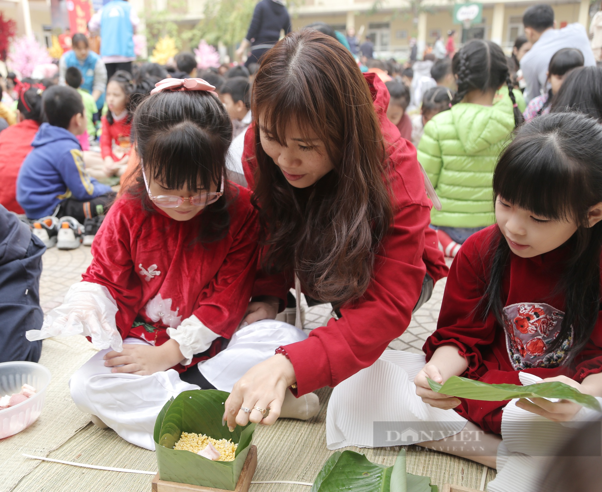 Gần 2.000 học sinh tiểu học ở Hà Nội trải nghiệm gói bánh chưng trên sân trường - Ảnh 5.