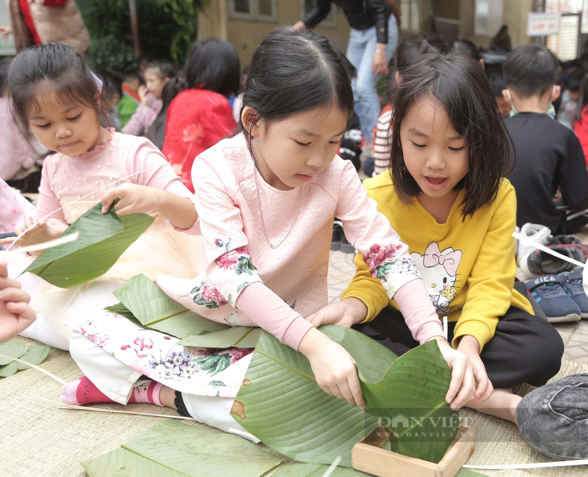 Gần 2.000 học sinh tiểu học ở Hà Nội trải nghiệm gói bánh chưng trên sân trường - Ảnh 6.