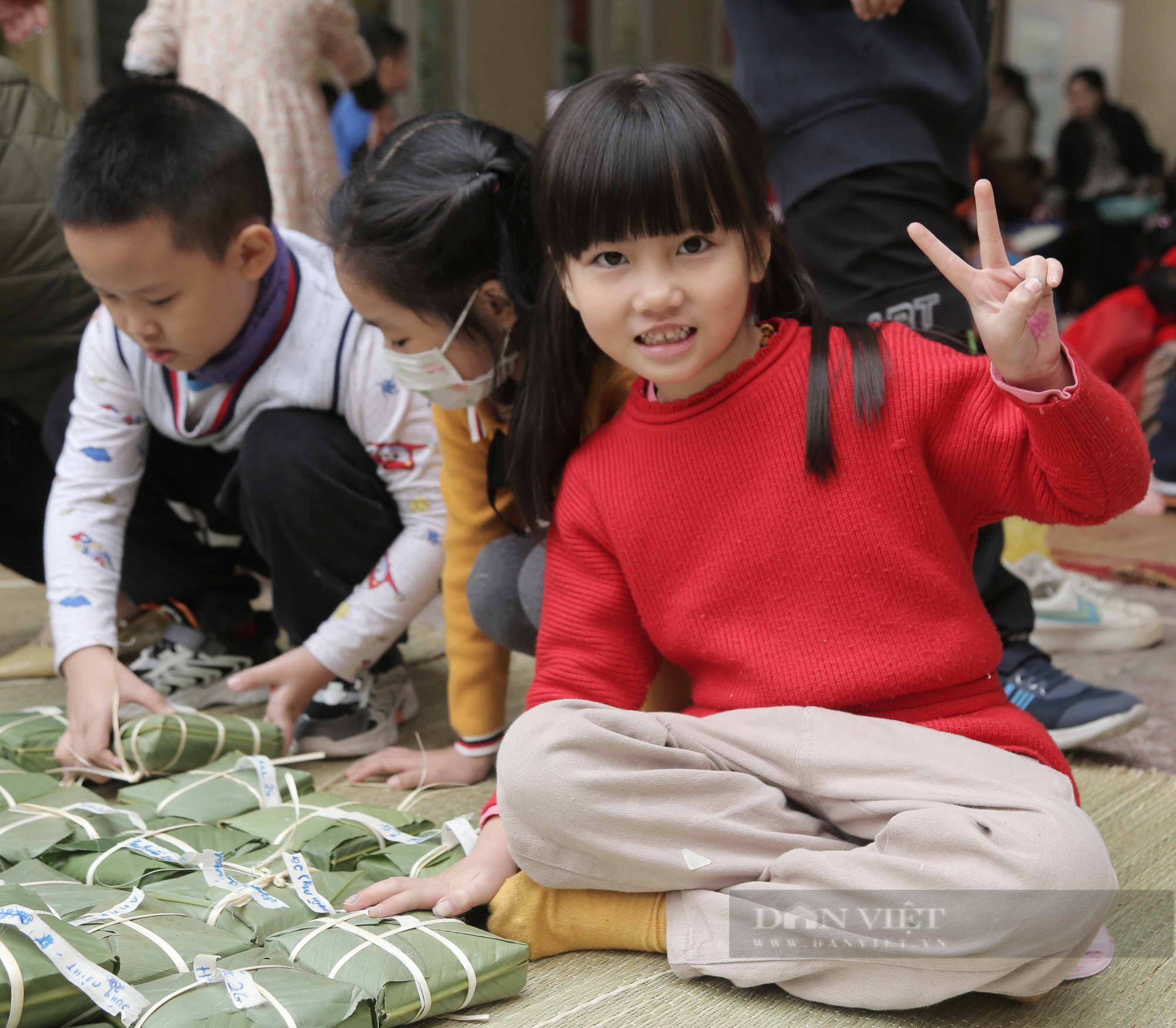 Gần 2.000 học sinh tiểu học ở Hà Nội trải nghiệm gói bánh chưng trên sân trường - Ảnh 9.