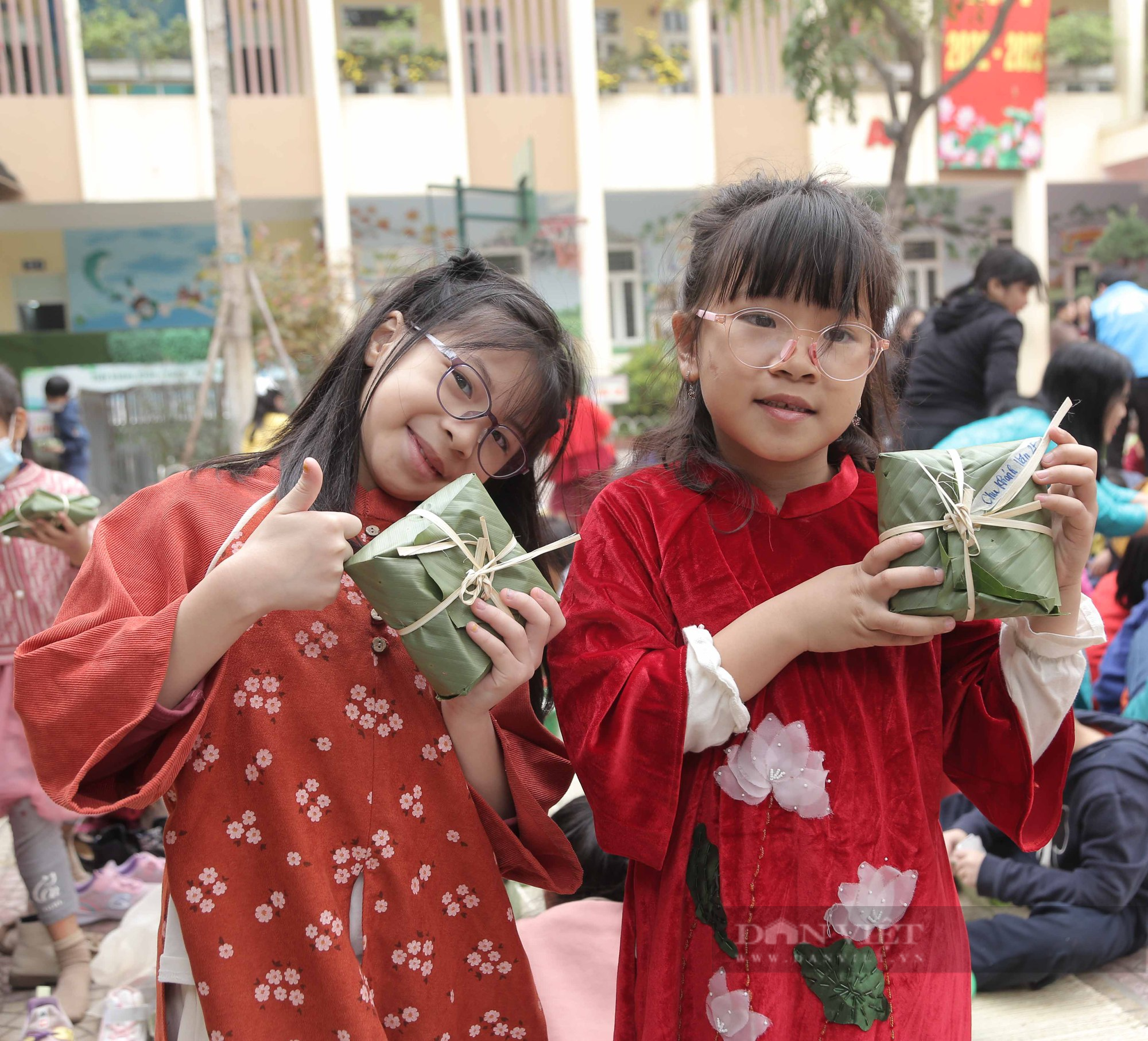 Gần 2.000 học sinh tiểu học ở Hà Nội trải nghiệm gói bánh chưng trên sân trường - Ảnh 10.