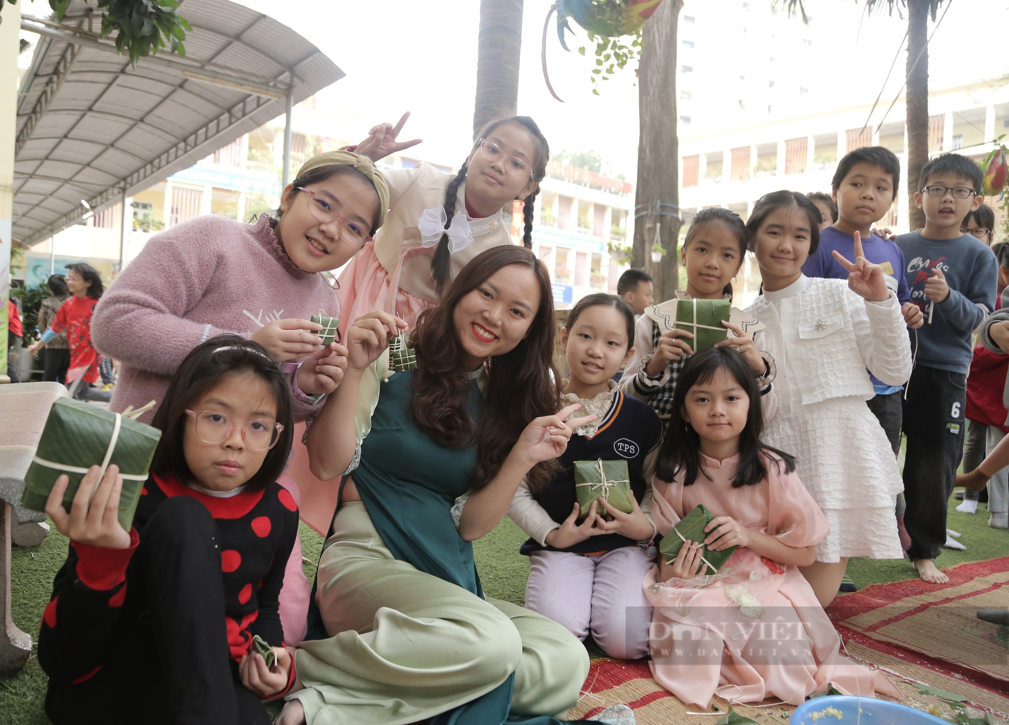 Gần 2.000 học sinh tiểu học ở Hà Nội trải nghiệm gói bánh chưng trên sân trường - Ảnh 11.