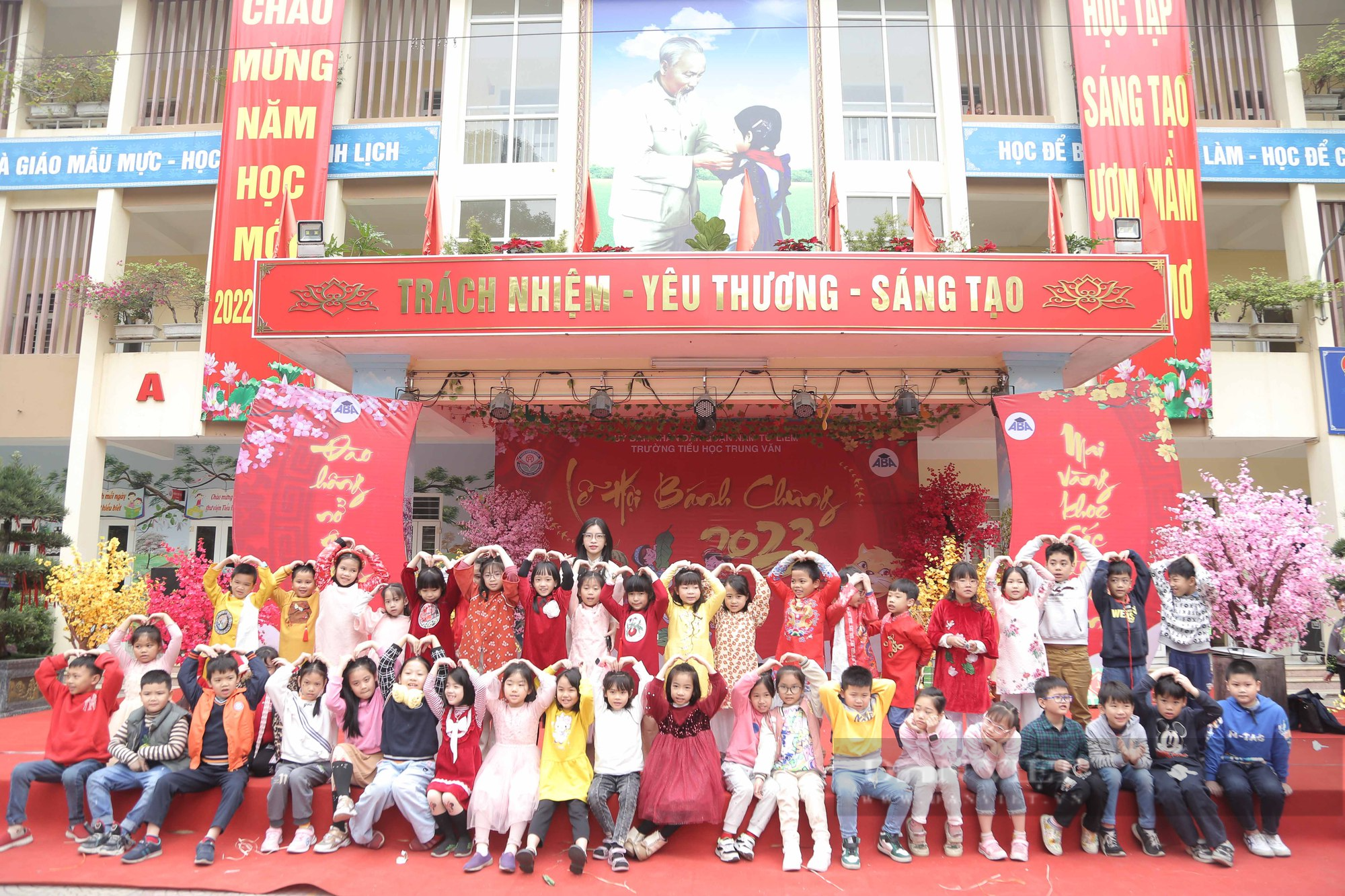 Gần 2.000 học sinh tiểu học ở Hà Nội trải nghiệm gói bánh chưng trên sân trường - Ảnh 12.
