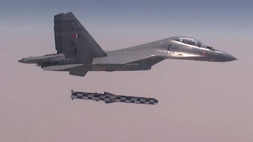 Tiêm kích Su-30MKI Ấn Độ tấn công mục tiêu cách 450 km nhờ tên lửa BrahMos-A - Ảnh 1.