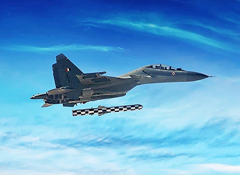 Tiêm kích Su-30MKI Ấn Độ tấn công mục tiêu cách 450 km nhờ tên lửa BrahMos-A - Ảnh 3.