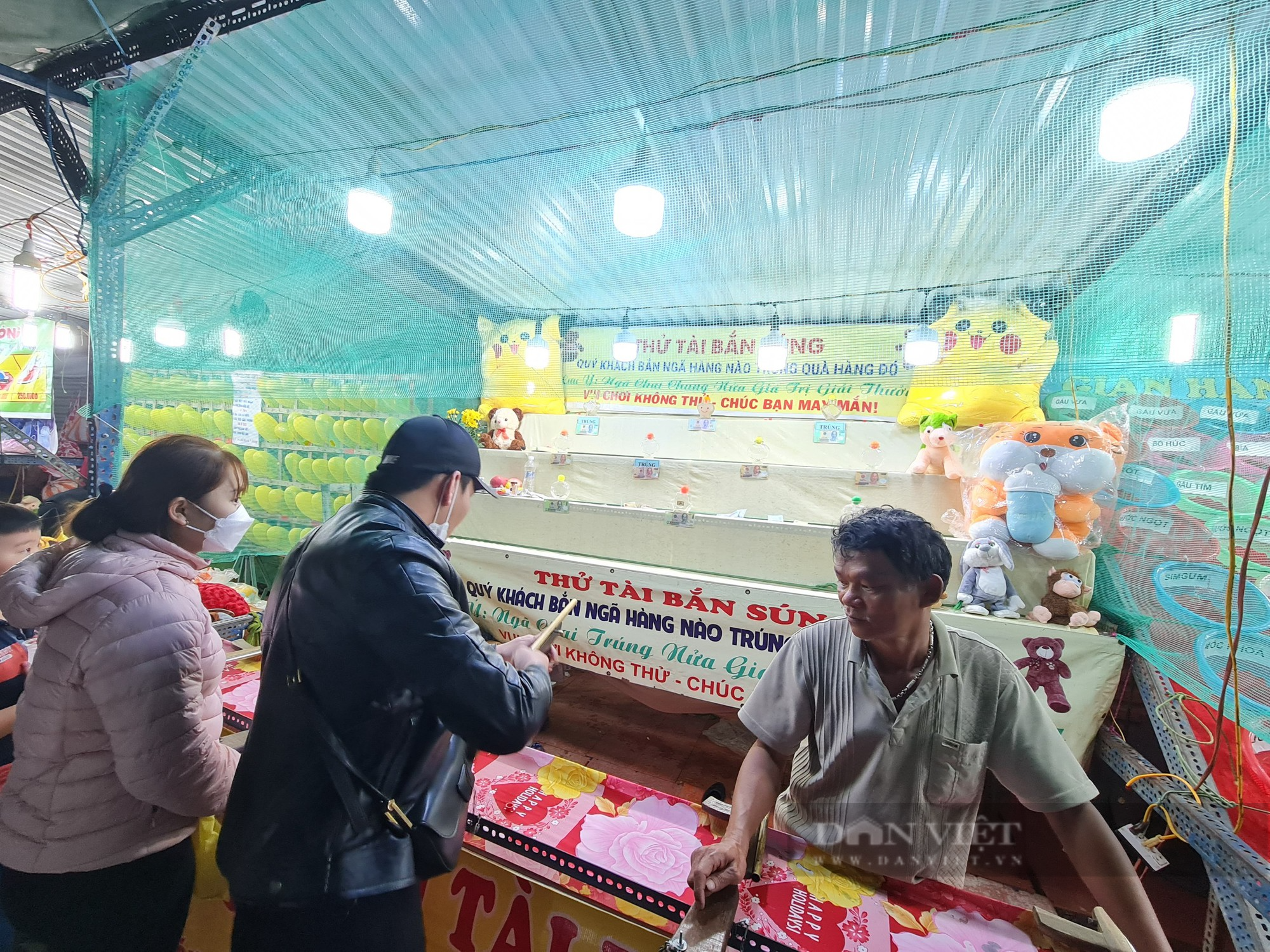 “Đỏ đen” công khai ở Hội chợ Xuân Quảng Nam 2023 - Ảnh 1.