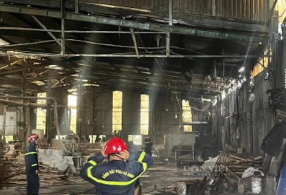 Đồng Nai: Cháy lớn ở xưởng sơn, công tác tiếp cận đám cháy khó khăn - Ảnh 2.