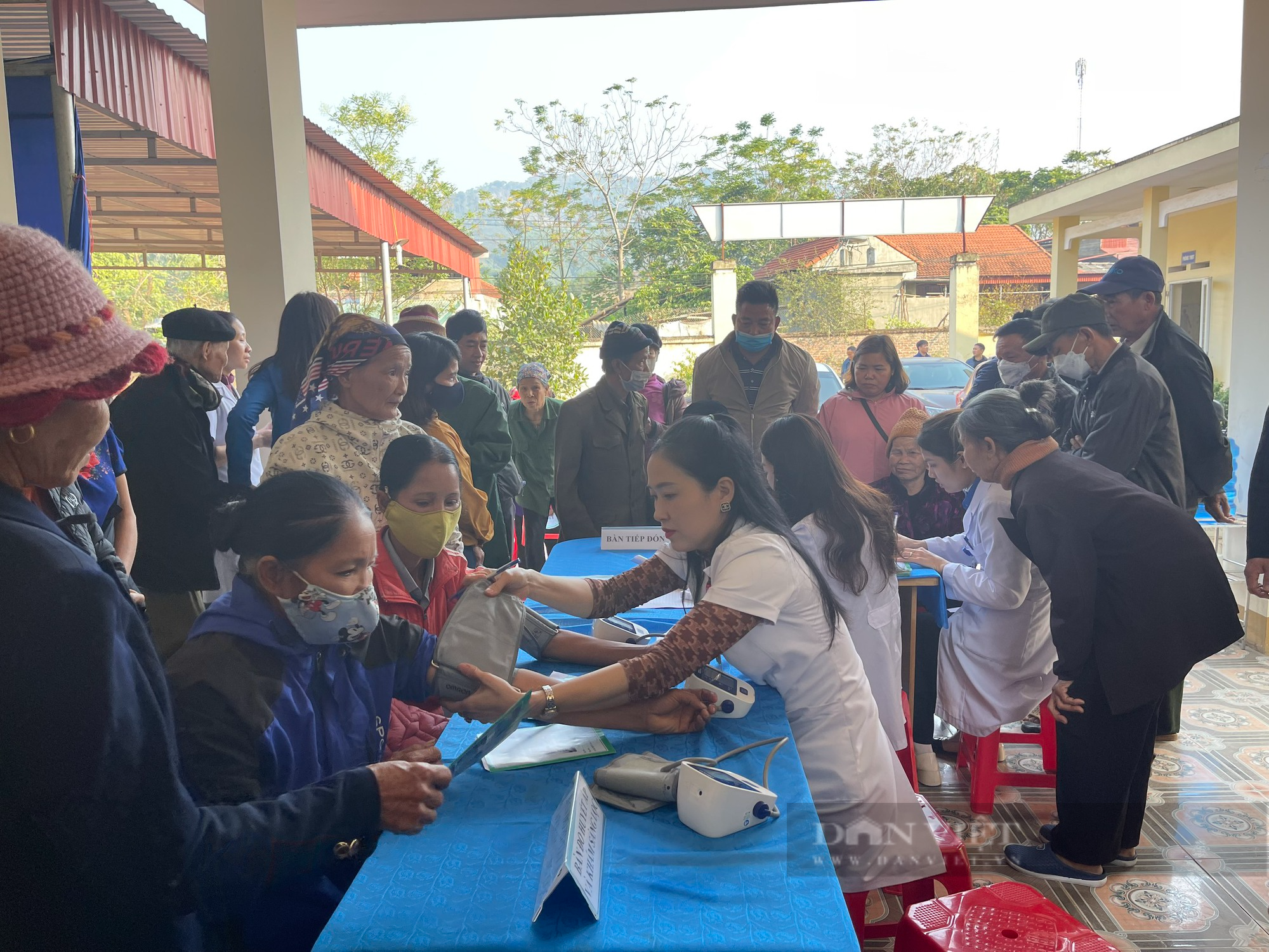 Hội nông dân tỉnh Thái Nguyên tặng quà, khám chữa bệnh miễn phí cho 150 đối tượng chính sách, người có công  - Ảnh 1.