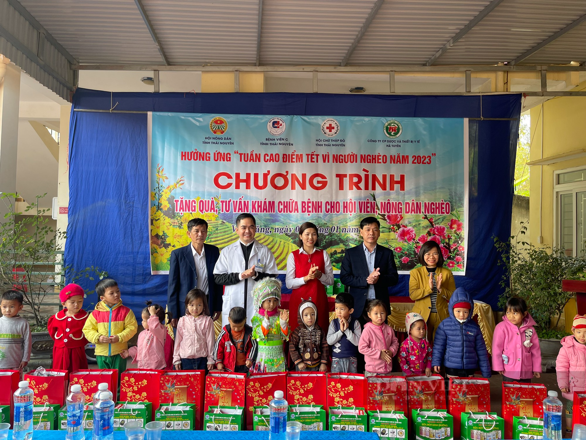 Hội nông dân tỉnh Thái Nguyên tặng quà, khám chữa bệnh miễn phí cho 150 đối tượng chính sách, người có công  - Ảnh 2.