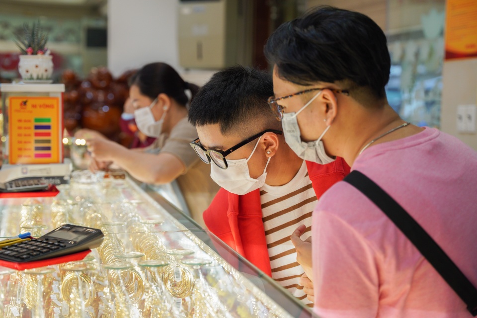 Người Việt mua vàng để tránh lạm phát năm 2023 - Ảnh 1.