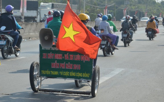 Nhóm thanh niên tình nguyện Long An hút đinh trên Quốc lộ 1A