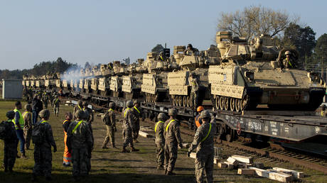 Lầu Năm Góc chào hàng 'sát thủ xe tăng' cho Ukraine - Ảnh 1.