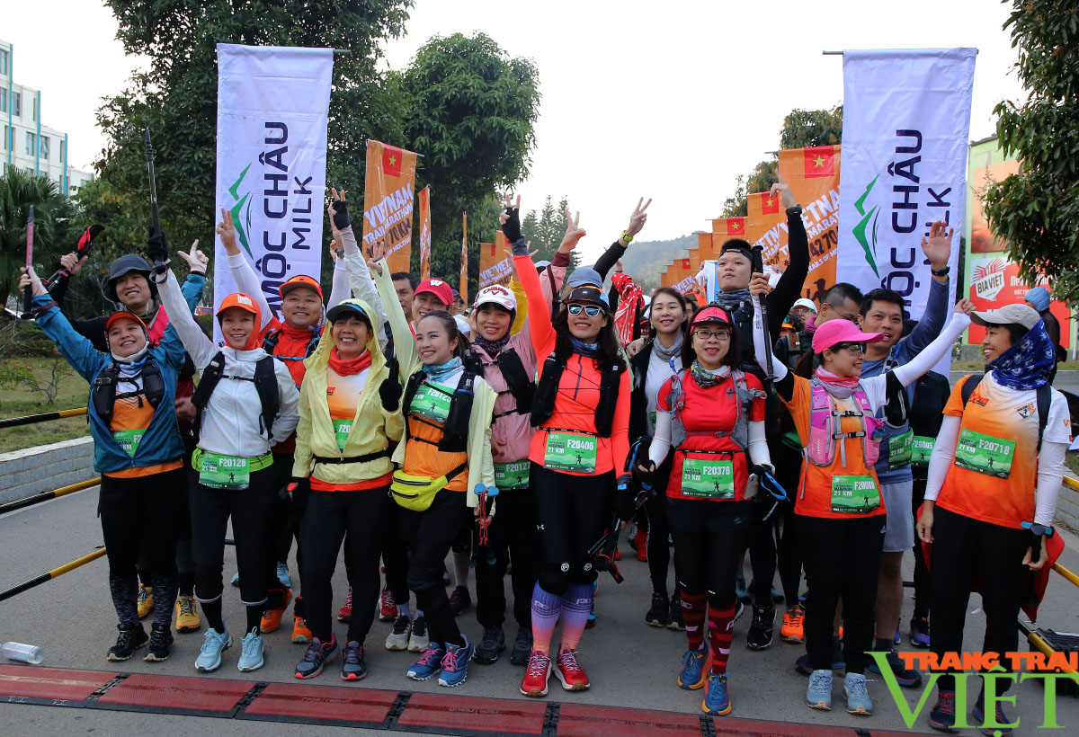 Gần 4.000 vận động viên tham gia giải chạy Marathon ở Mộc Châu - Ảnh 2.