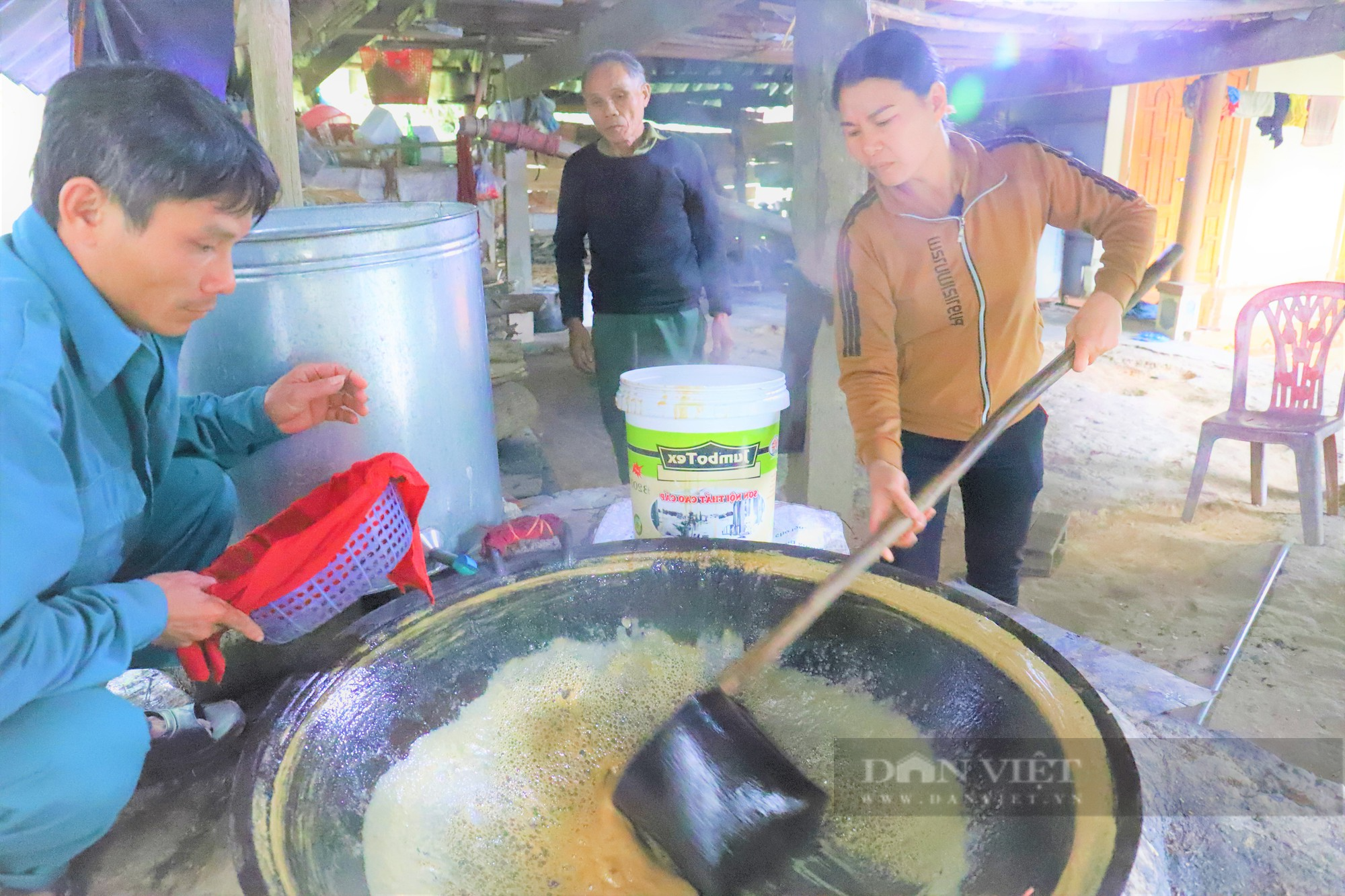 Cứ đến tháng cuối năm, cả làng “đỏ lửa” nấu mật mía Tết thơm lừng - Ảnh 1.