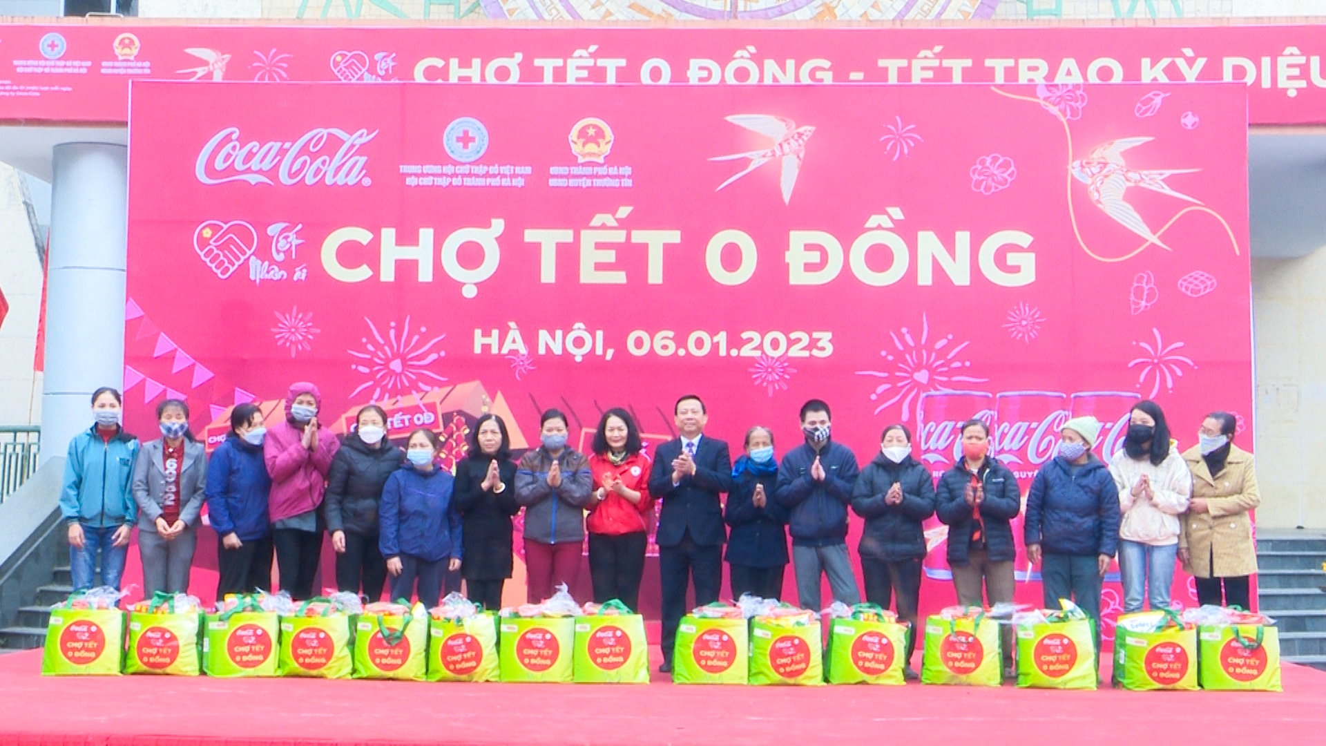 “Chợ Tết 0 đồng” trao hơn 1.000 suất quà cho người khó khăn - Ảnh 1.