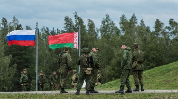 Phát hiện thêm 15 toa tàu chở binh lính Nga tới Belarus, Ukraine 'ngồi trên đống lửa' - Ảnh 1.