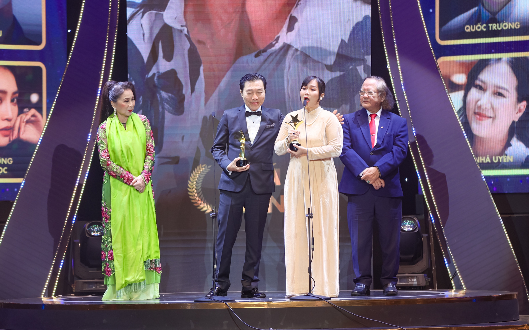 Việt Hương, Chi Pu, Puka, Hoàng Hà hào hứng nhận cúp Ngôi Sao Xanh