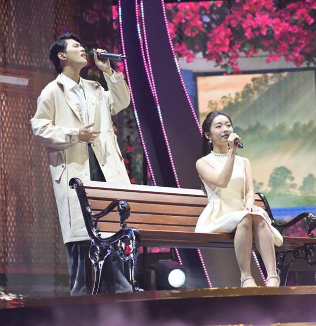 Việt Hương, Chi Pu, Puka, Hoàng Hà hào hứng nhận cúp Ngôi Sao Xanh - Ảnh 4.
