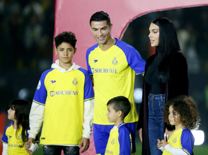 Vẻ đẹp của bạn gái Ronaldo và dàn WAGs quyến rũ của các ngôi sao CLB Al Nassr - Ảnh 9.