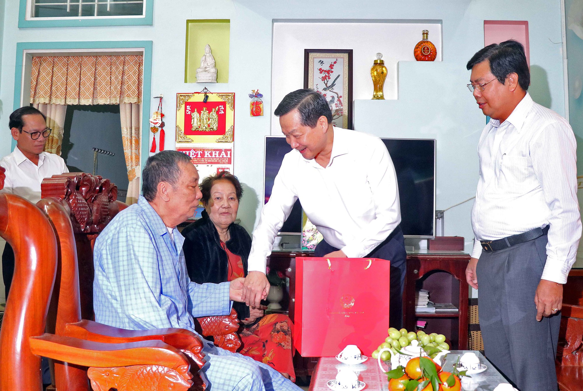 Phó Thủ tướng Lê Minh Khái thăm, chúc Tết gia đình chính sách, người lao động khó khăn tại Cà Mau - Ảnh 1.
