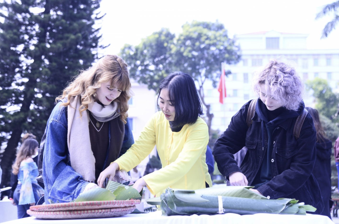 Sinh viên gói bánh chưng, bánh tét cho người vô gia cư ở Hà Nội - Ảnh 5.