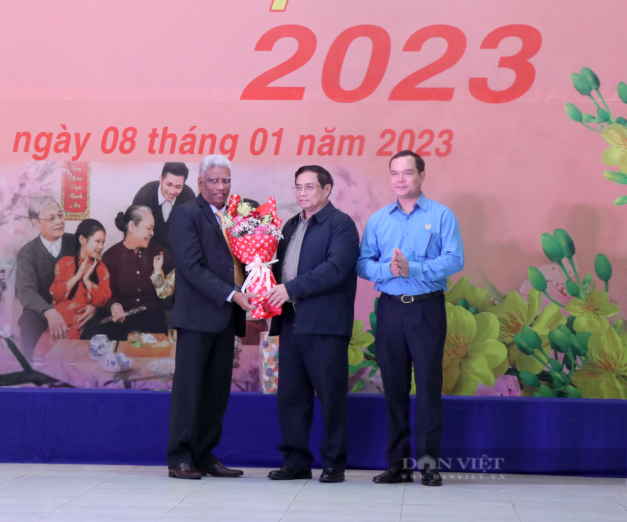 Thủ tướng Phạm Minh Chính tặng quà công nhân tại chương trình “Tết sum vầy” Phú Yên - Ảnh 3.