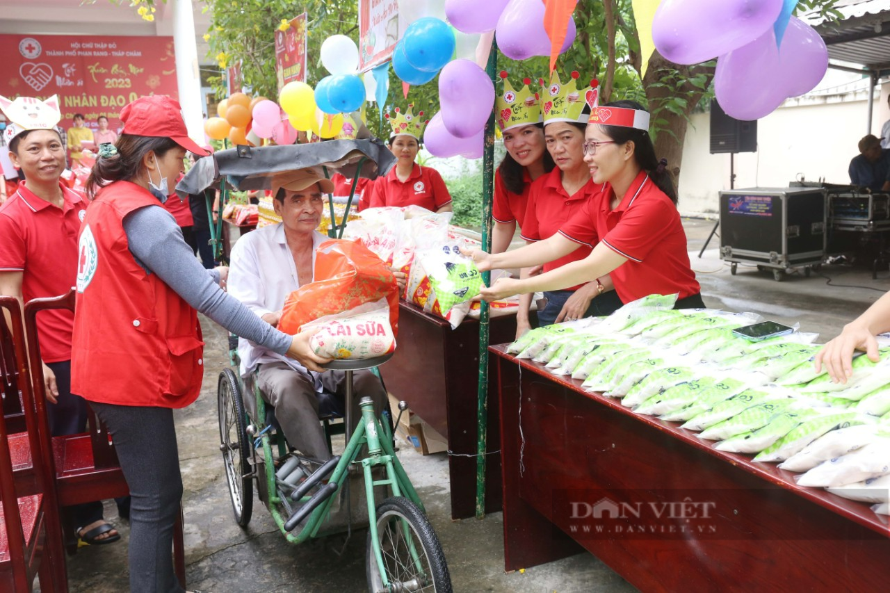 Ấm áp “Phiên chợ nhân đạo 0 đồng” cho người nghèo tại Ninh Thuận - Ảnh 8.
