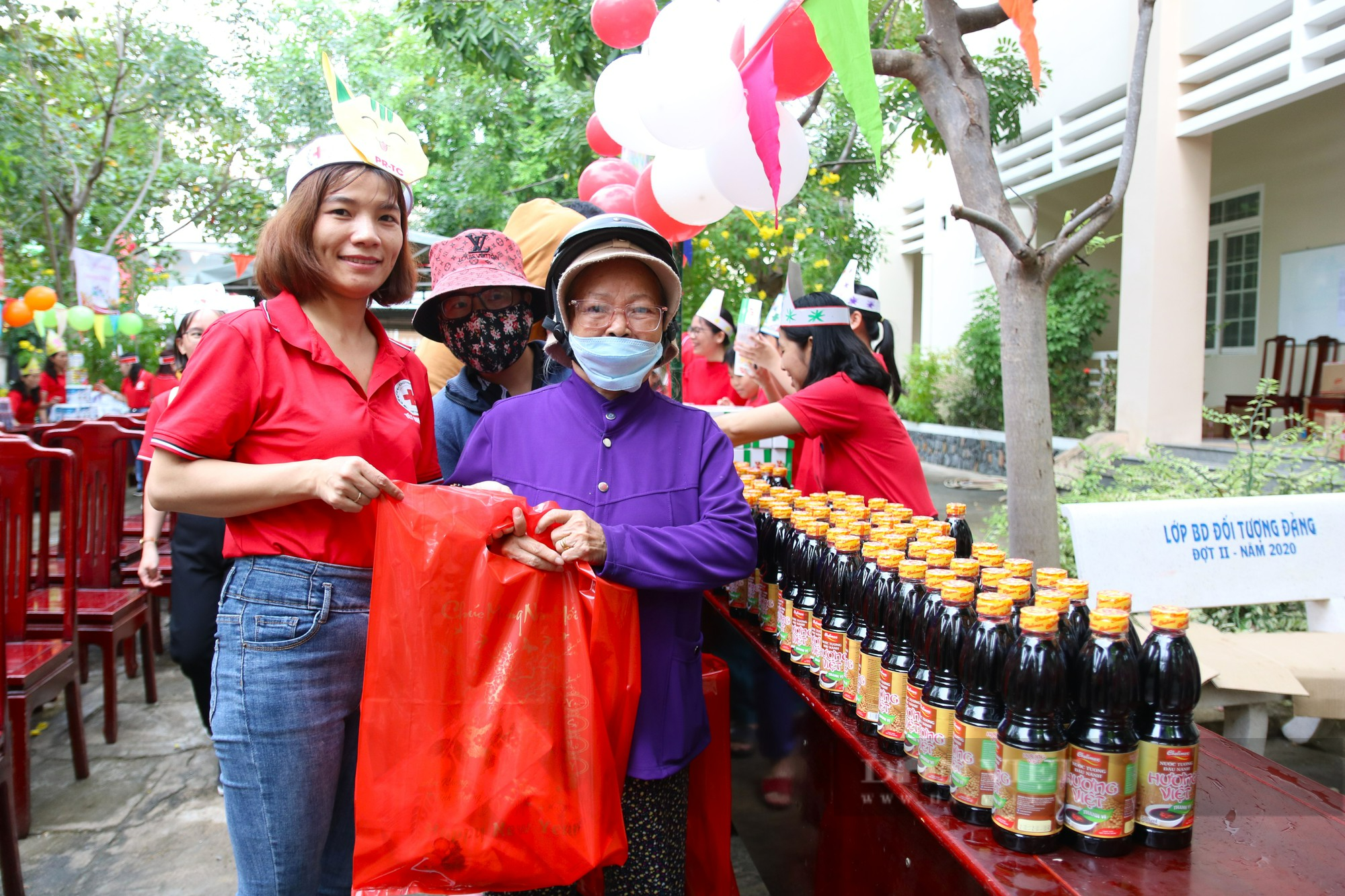 Ấm áp “Phiên chợ nhân đạo 0 đồng” cho người nghèo tại Ninh Thuận - Ảnh 9.