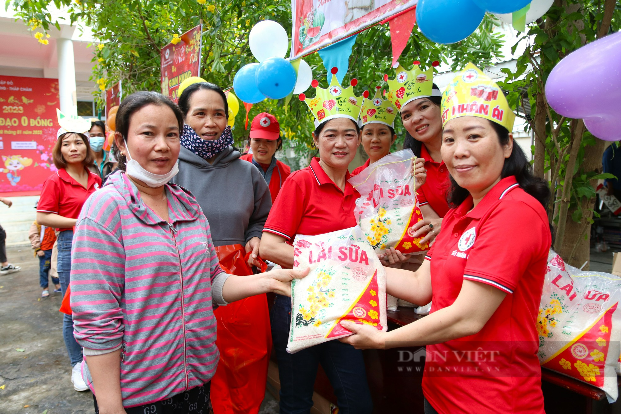 Ấm áp “Phiên chợ nhân đạo 0 đồng” cho người nghèo tại Ninh Thuận - Ảnh 13.
