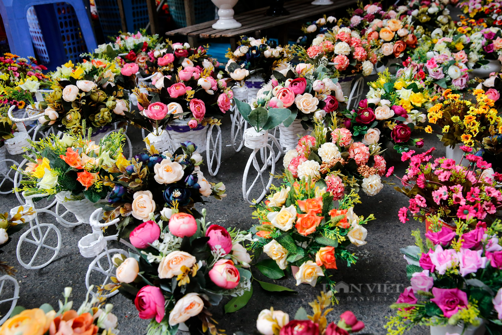 Không khí Tết tràn ngập chợ hoa hơn 100 năm tuổi tại phố cổ Hà Nội - Ảnh 7.