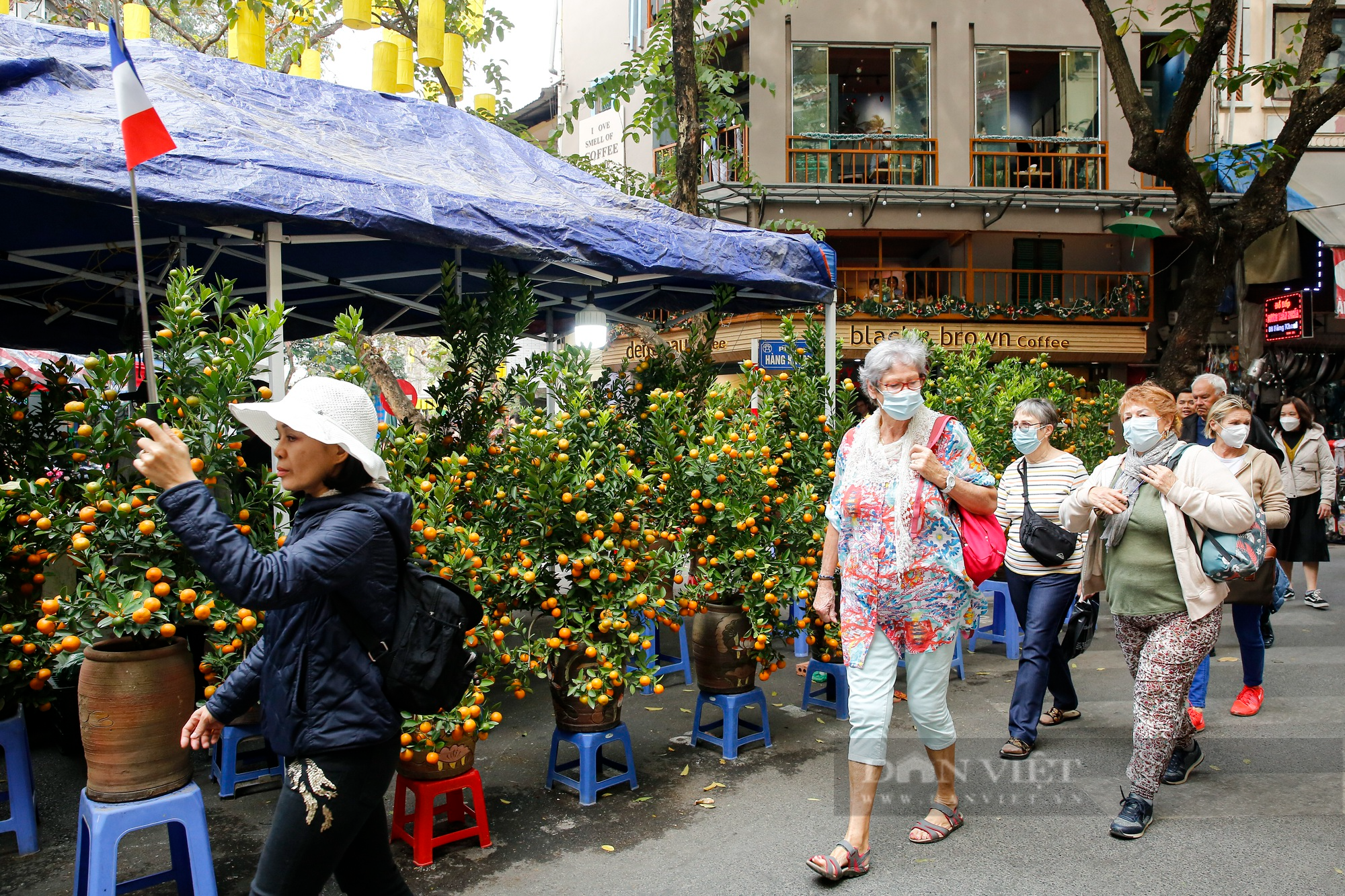 Không khí Tết tràn ngập chợ hoa hơn 100 năm tuổi tại phố cổ Hà Nội - Ảnh 11.