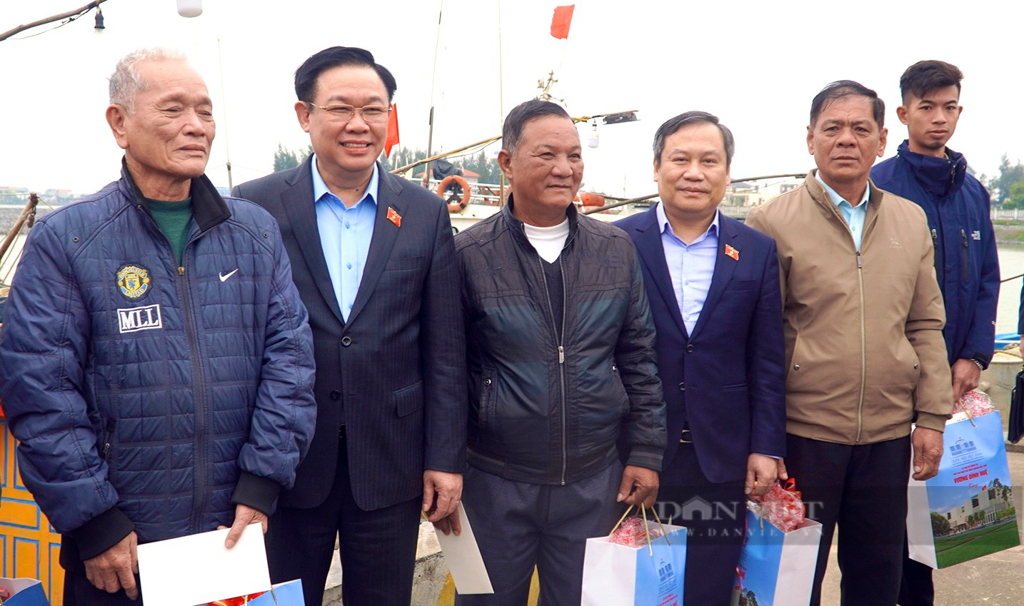 Chủ tịch Quốc hội Vương Đình Huệ thăm, chúc Tết ngư dân Quảng Bình - Ảnh 1.