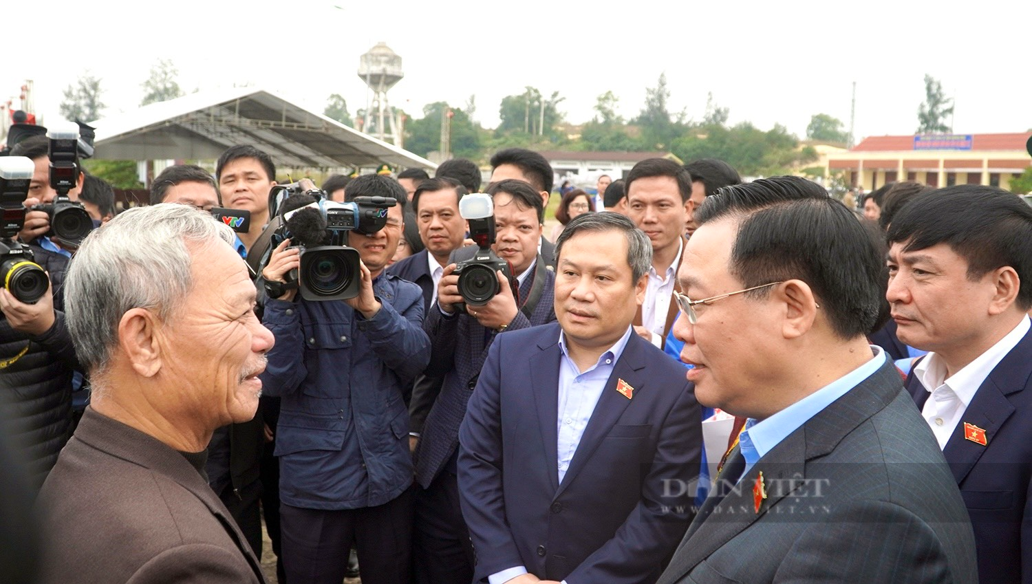 Chủ tịch Quốc hội Vương Đình Huệ thăm, chúc Tết ngư dân Quảng Bình - Ảnh 2.