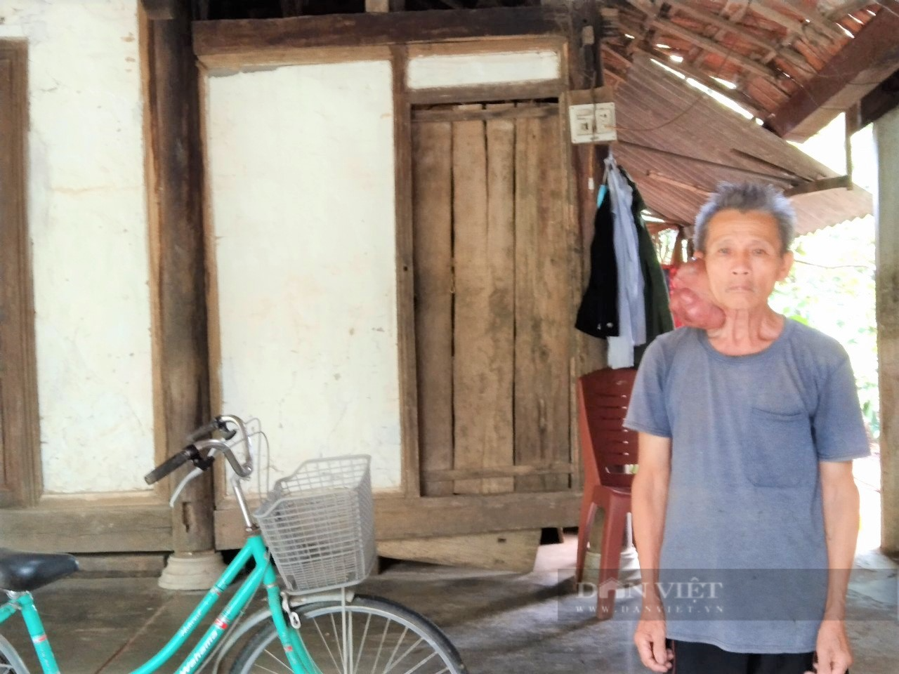 Báo NTNN/Điện tử Dân Việt trao hỗ trợ 5 triệu đồng giúp gia đình cụ ông mang khối u lạ nặng 1kg ở cổ - Ảnh 2.