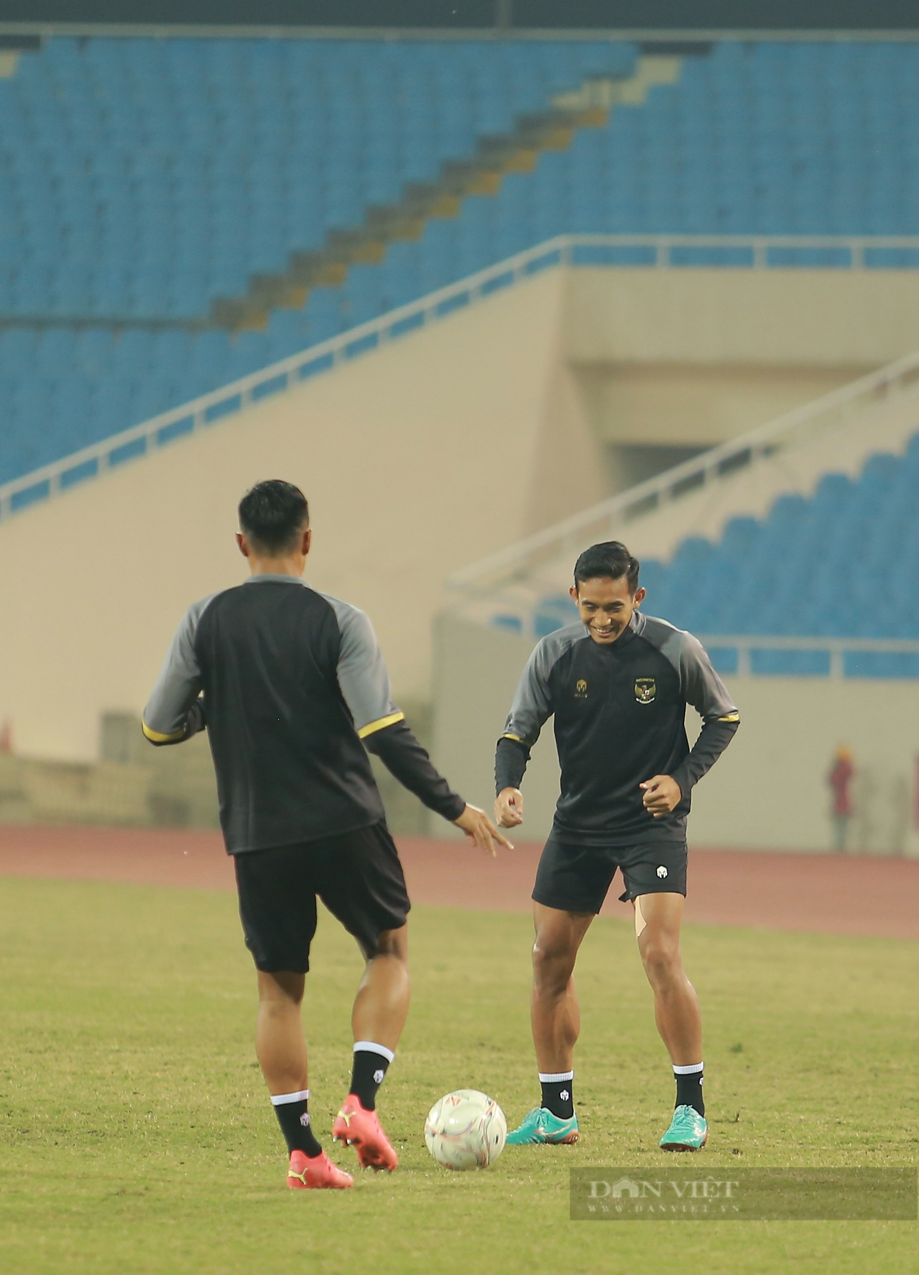  Các cầu thủ ĐT Indonesia tự tin làm quen sân Mỹ Đình - Ảnh 6.