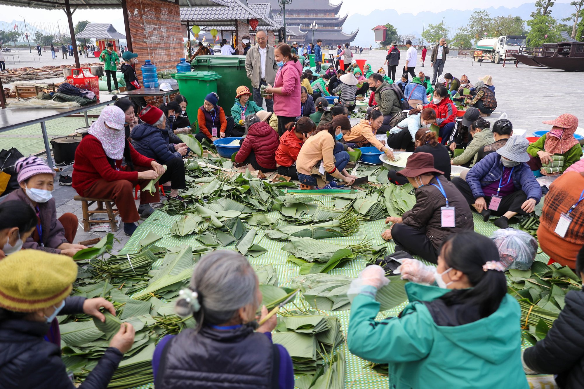 Gần 3000 Tăng Ni, Phật tử và tình nguyện viên gói vạn bánh chưng xanh tặng người nghèo đón Tết - Ảnh 2.
