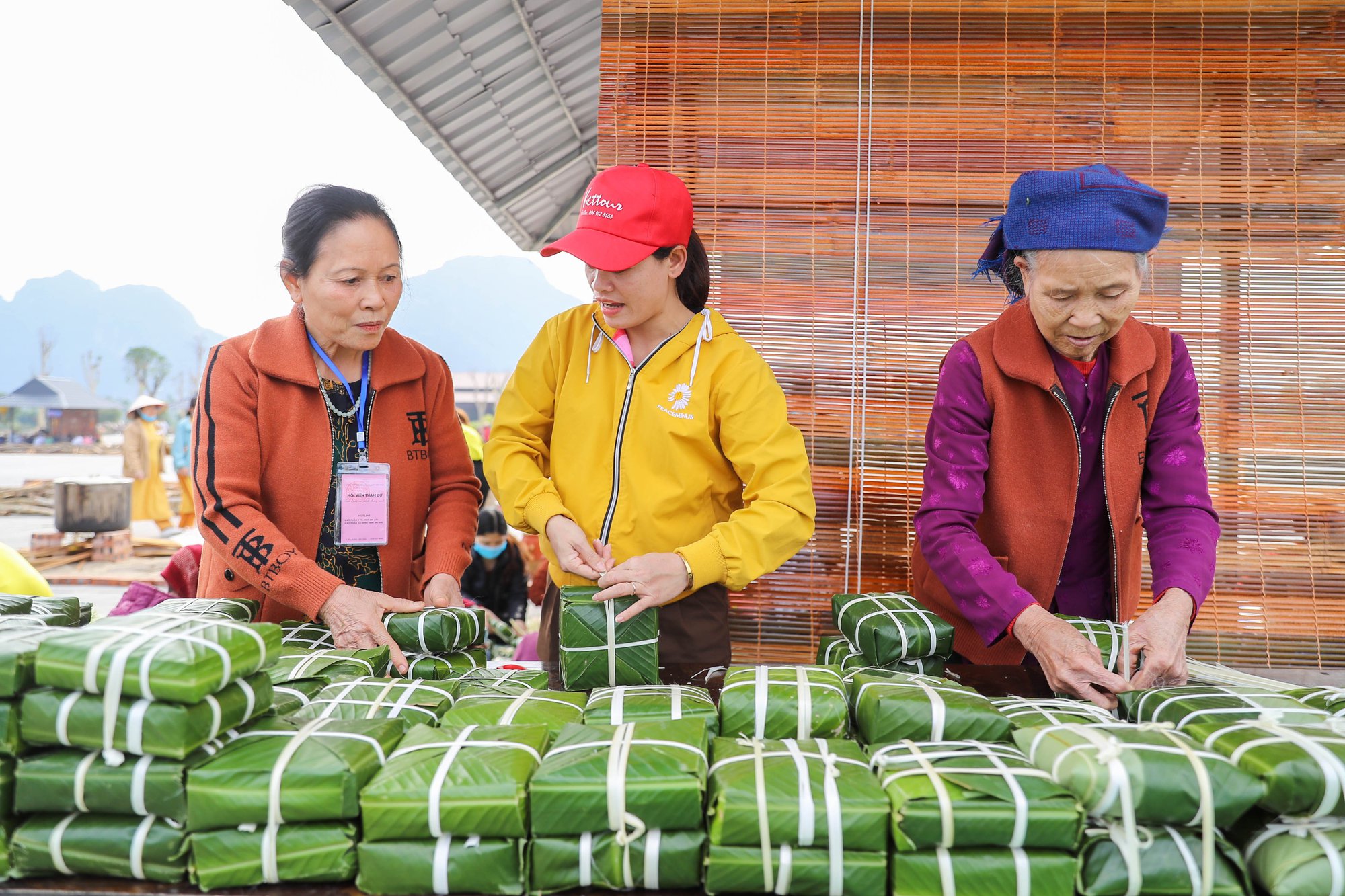 Gần 3000 Tăng Ni, Phật tử và tình nguyện viên gói vạn bánh chưng xanh tặng người nghèo đón Tết - Ảnh 4.