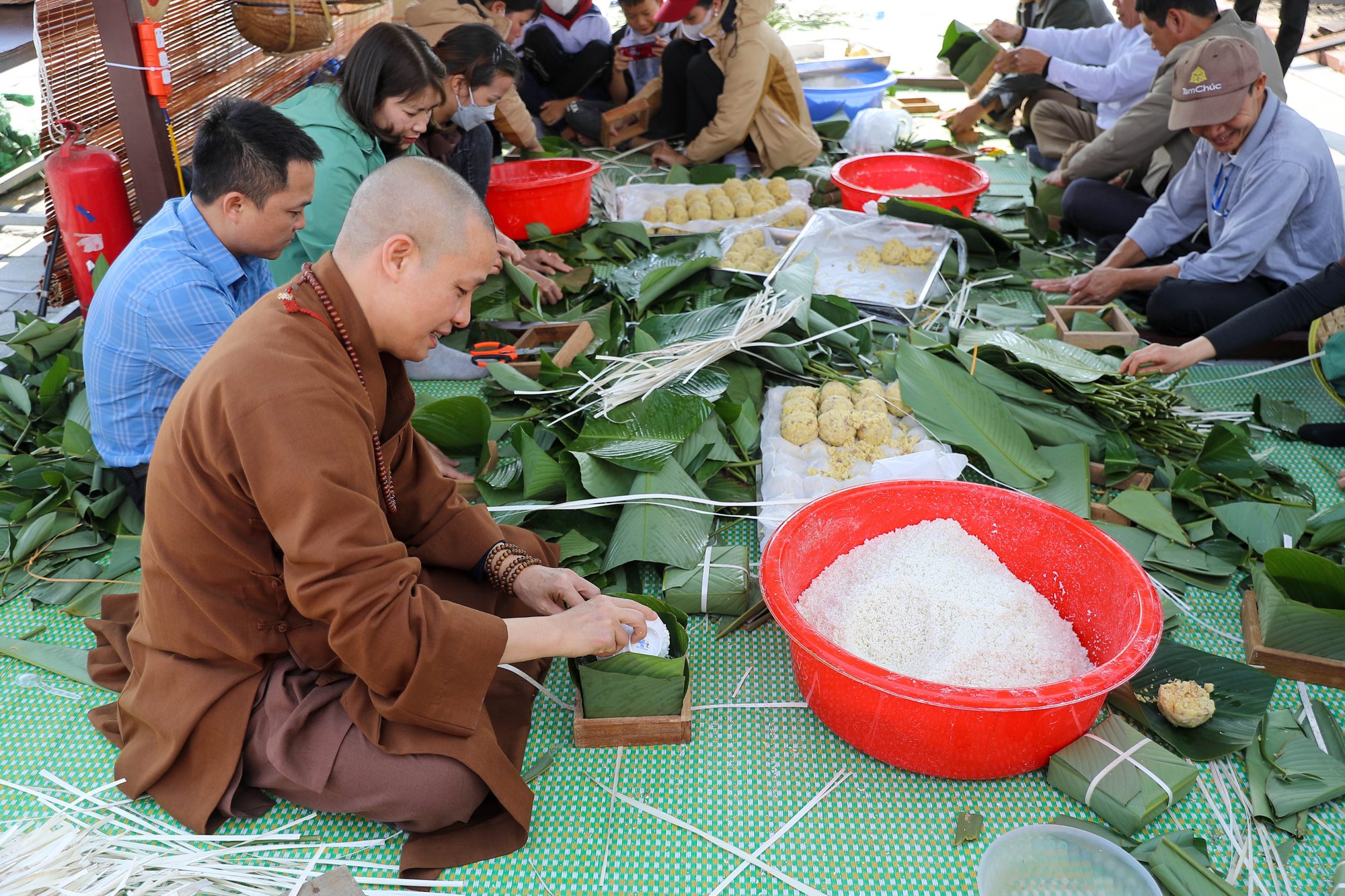 Gần 3000 Tăng Ni, Phật tử và tình nguyện viên gói vạn bánh chưng xanh tặng người nghèo đón Tết - Ảnh 1.