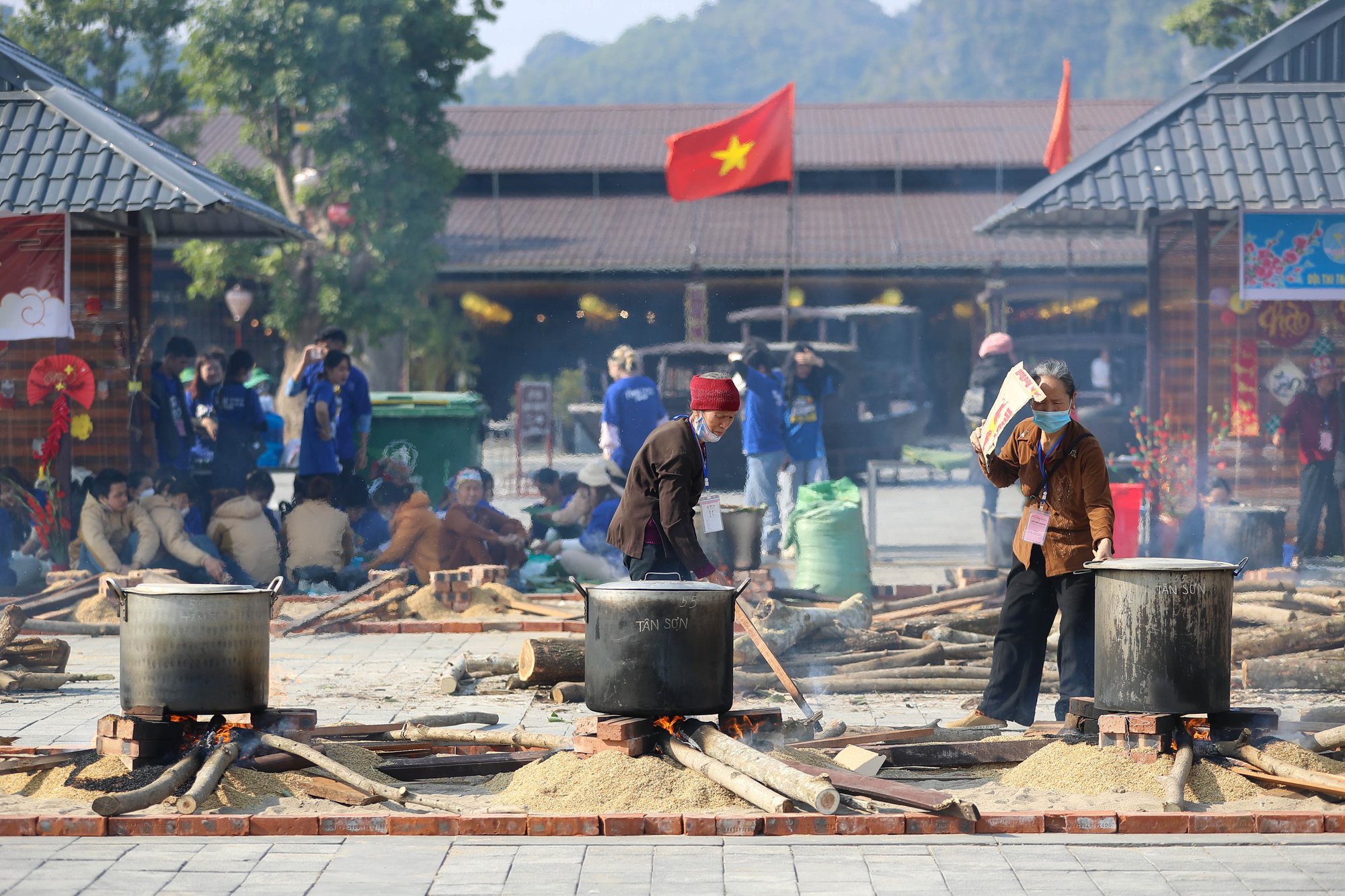 Gần 3000 Tăng Ni, Phật tử và tình nguyện viên gói vạn bánh chưng xanh tặng người nghèo đón Tết - Ảnh 6.