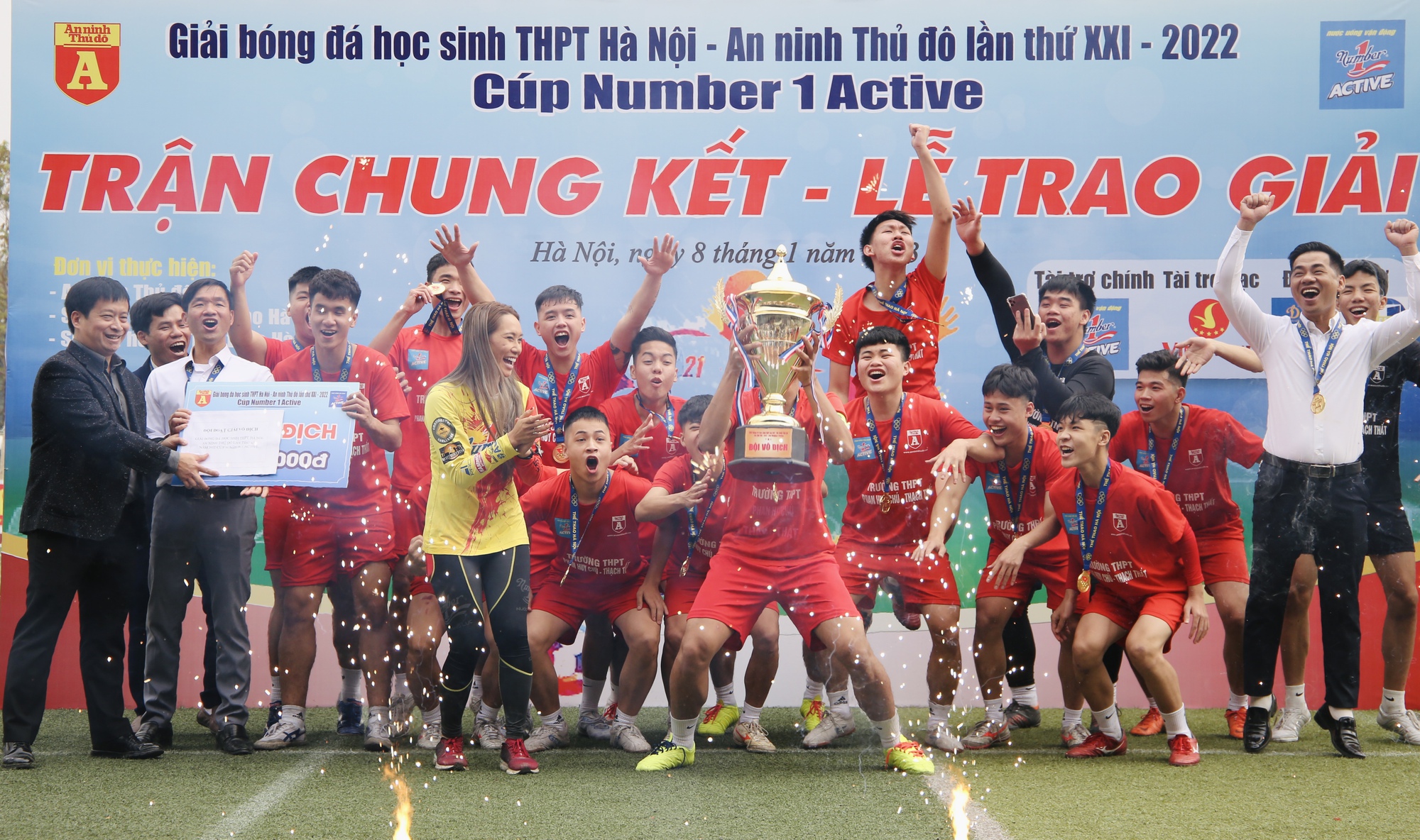 THPT Phan Huy Chú lần đầu tiên vô địch - Ảnh 1.