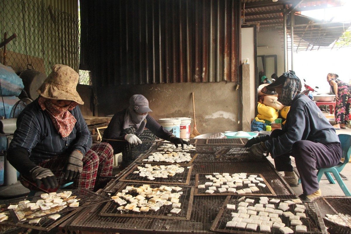 Đặc sản bánh khô mè Đà Nẵng nhộn nhịp vào tết