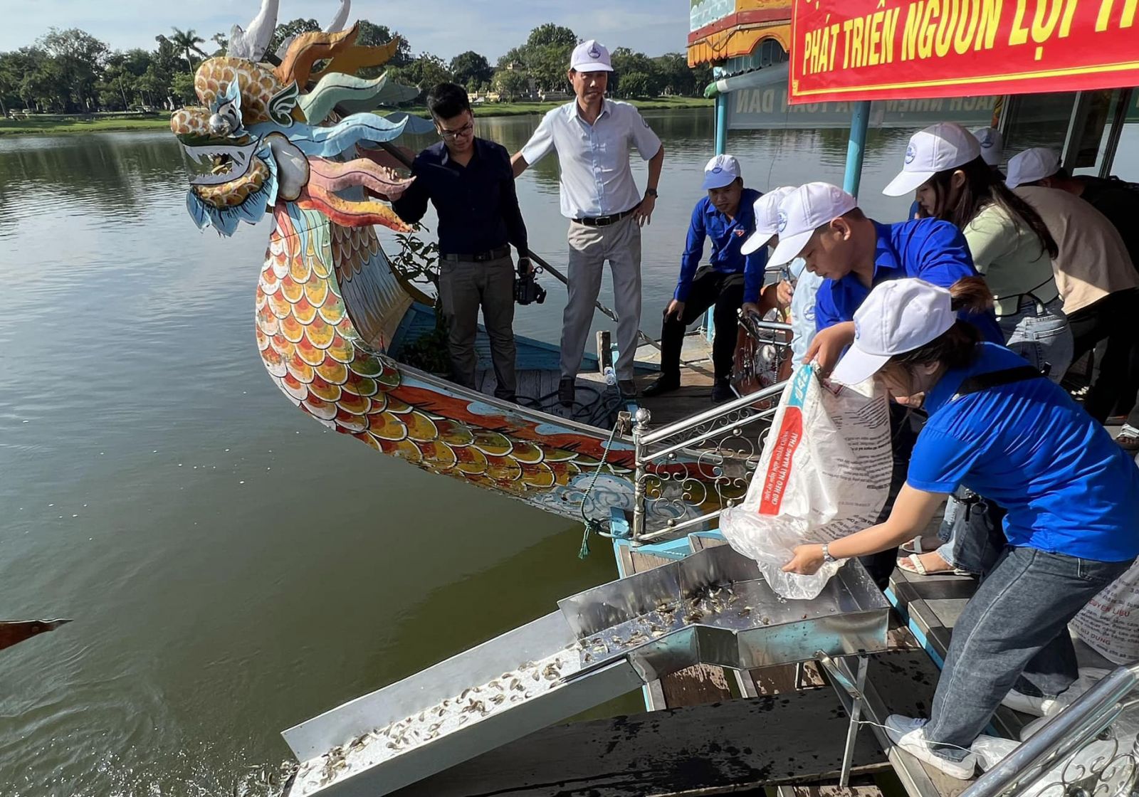 Thừa Thiên Huế thả hơn 4 triệu con cá giống, tôm giống, cua giống xuống biển, sông, đầm phá - Ảnh 1.