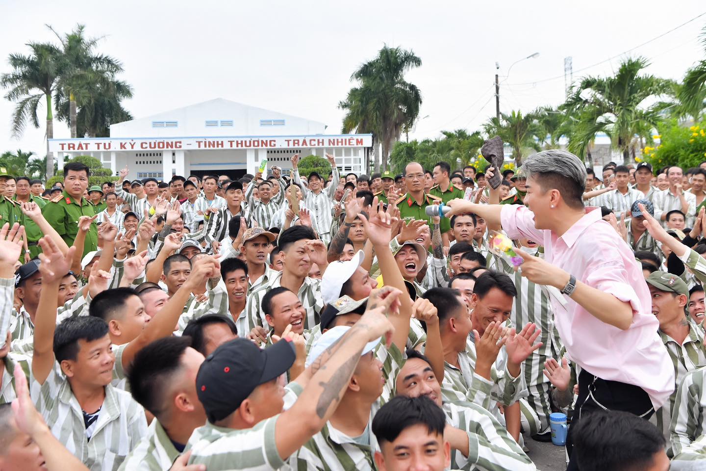 Đàm Vĩnh Hưng song ca cùng phạm nhân ca khúc &quot;Xuân này con không về&quot; khiến trại giam bật khóc - Ảnh 2.