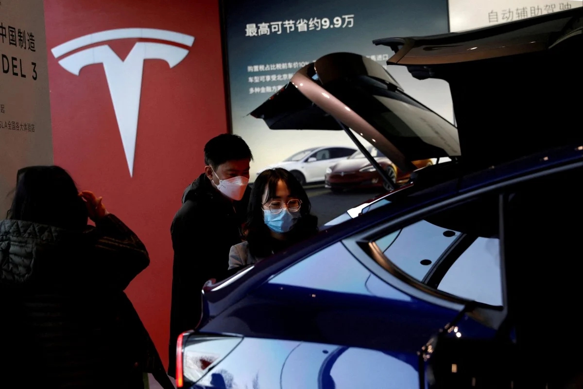Tesla đã giảm giá xe hơi tại Trung Quốc lần thứ hai trong vòng chưa đầy ba tháng vào ngày 6/1, giảm giá sâu hơn tại thị trường ô tô lớn nhất thế giới, khi cạnh tranh gia tăng và triển vọng nhu cầu trở nên ảm đạm. Ảnh: @AFP.