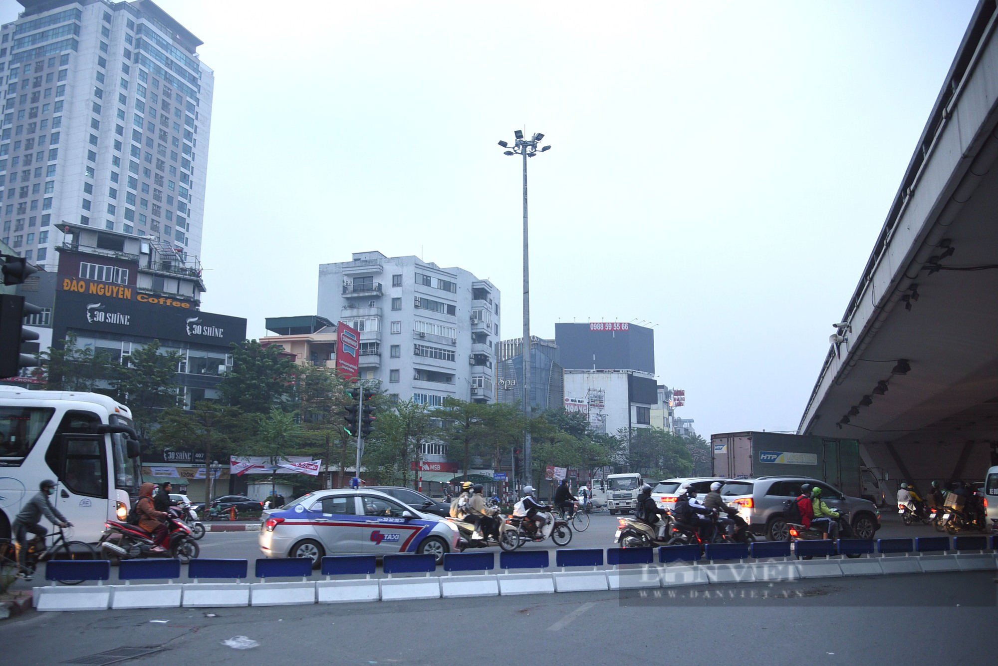 Người dân Hà Nội loay hoay di chuyển khi qua &quot;ngã tư khổ&quot; trong ngày đầu điều chỉnh lần 4 - Ảnh 4.