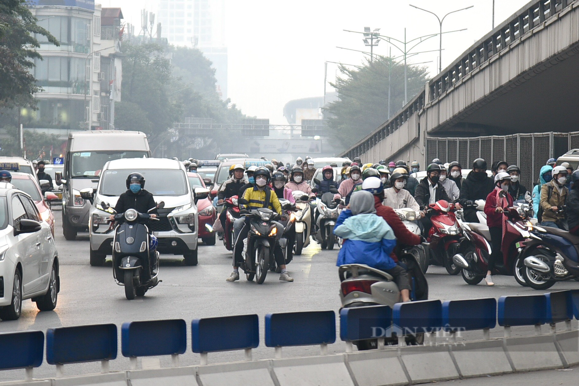 Người dân Hà Nội loay hoay di chuyển khi qua &quot;ngã tư khổ&quot; trong ngày đầu điều chỉnh lần 4 - Ảnh 6.