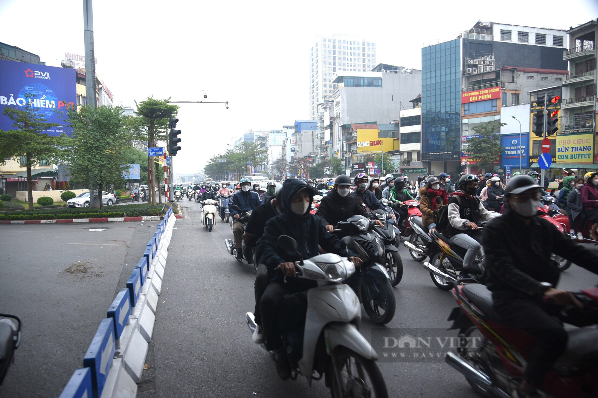 Người dân Hà Nội loay hoay di chuyển khi qua &quot;ngã tư khổ&quot; trong ngày đầu điều chỉnh lần 4 - Ảnh 10.