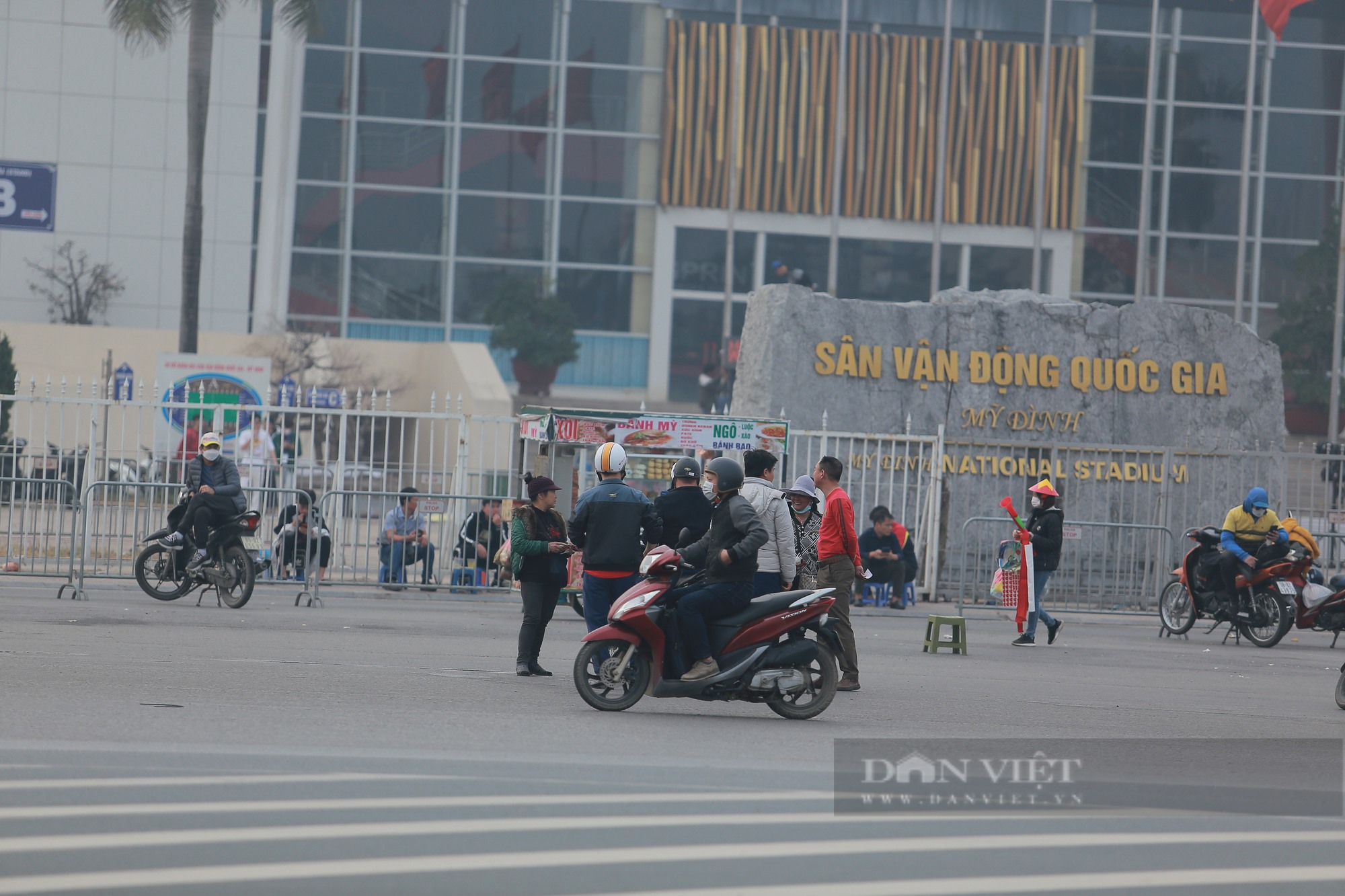 Phe vé &quot;méo mặt&quot; giảm giá trước trận đấu giữa ĐT Việt Nam và Indonesia - Ảnh 11.