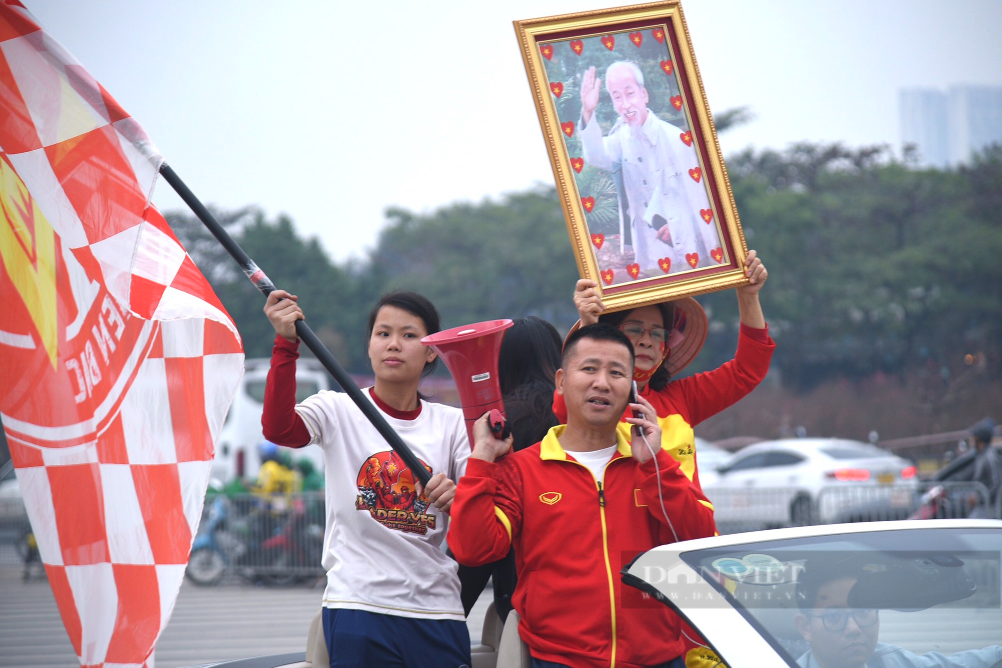 Hàng nghìn CĐV kéo về sân Mỹ Đình cổ vũ ĐT Việt Nam - Ảnh 8.