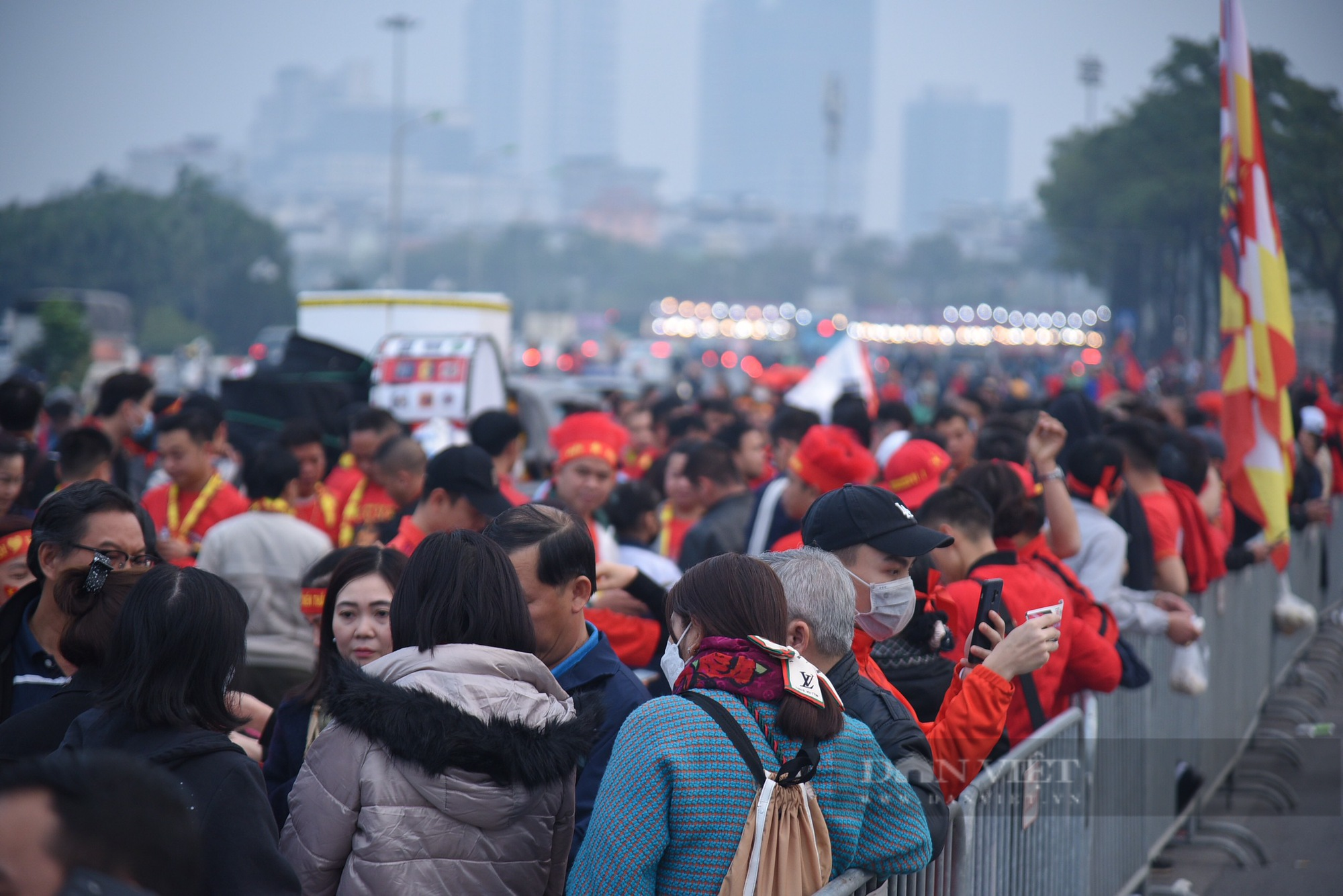Hàng nghìn CĐV kéo về sân Mỹ Đình cổ vũ ĐT Việt Nam - Ảnh 1.
