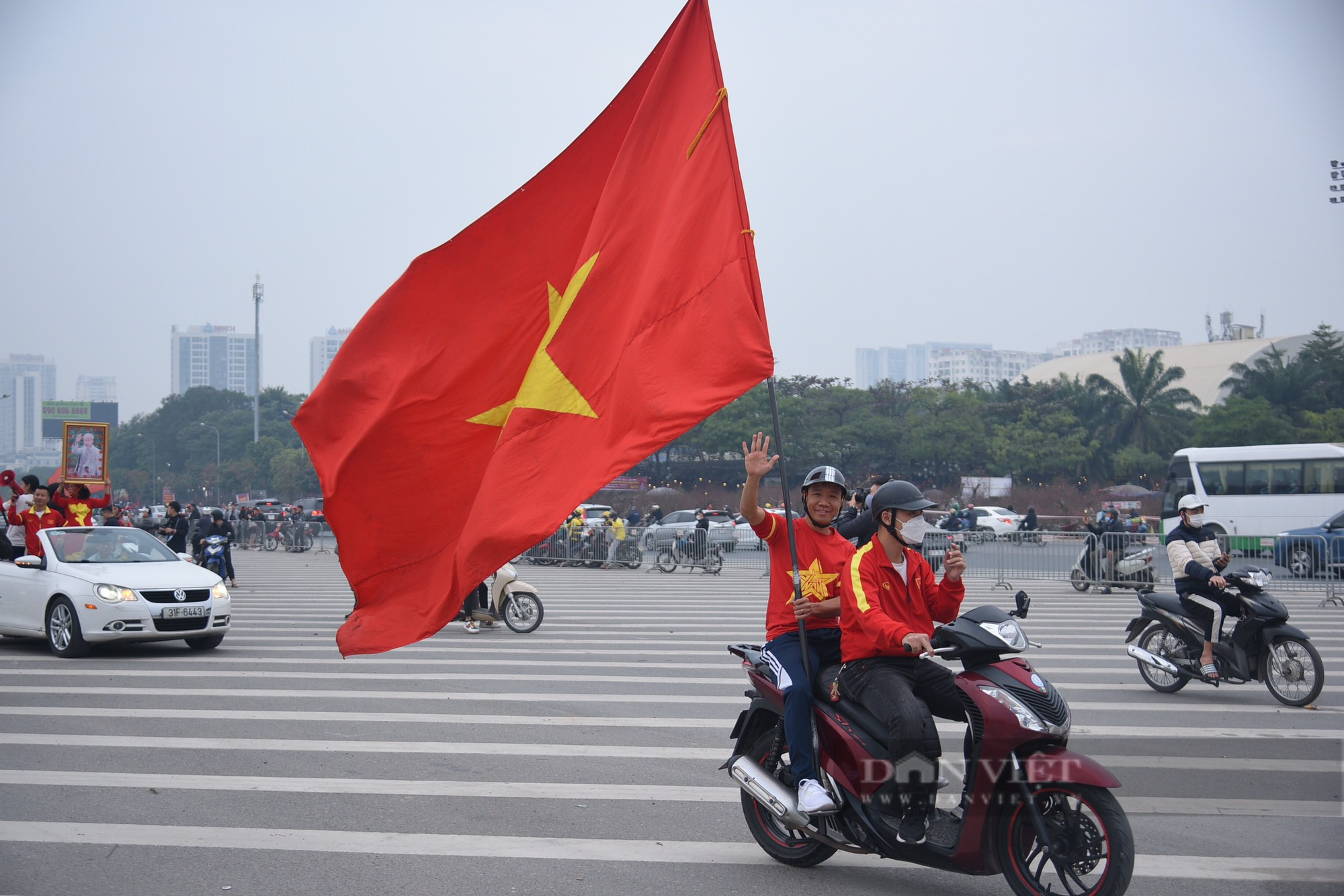 Hàng nghìn CĐV kéo về sân Mỹ Đình cổ vũ ĐT Việt Nam - Ảnh 10.